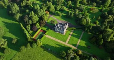 Havadan. Dairesel. Yeşil parkı ve arka planında tenis kortu olan lüks bir ev. Blarney Evi. Mantar İrlanda Yüksek kalite 4K görüntü