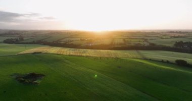 İnanılmaz yeşil bir vadi. İrlanda kırsalında inanılmaz bir gün doğumu. Yüksek kalite 4k görüntü