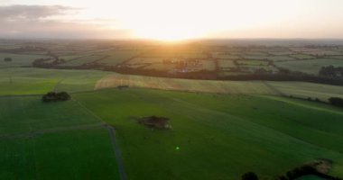 Resimli yeşil bir vadi. İrlanda kırsalında inanılmaz bir gün doğumu. Yüksek kalite 4k görüntü