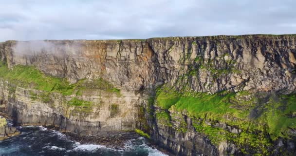 Luchtfoto Vlieg Kliffen Van Moher Steile Afgrond Ierland Toeristische Bestemming — Stockvideo