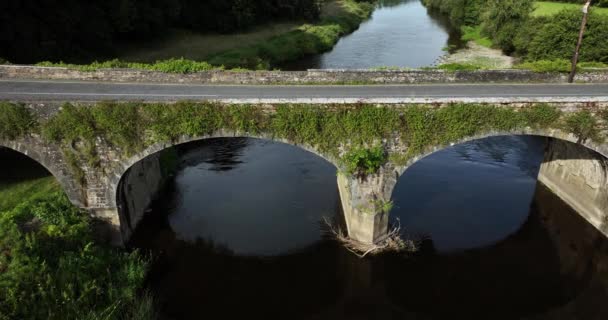 Légi Fehér Teherautó Áthajt Egy Régi Kőhídon Régi Híd Írországban — Stock videók