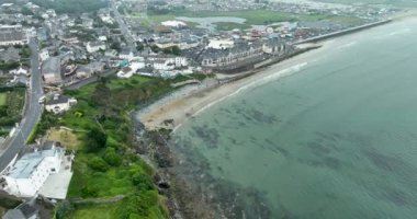 Havadan. Tramore 'daki okyanus kıyısındaki sisli özel evlerin üzerinden uç. Sisli bir gün. Tramore, Waterford, İrlanda. Yüksek kalite 4k görüntü