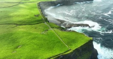 Havadan. Moher uçurumlarının uçurumları, İrlanda turizm merkezi, hava manzarası. Clare, İrlanda. Yüksek kalite 4k görüntü