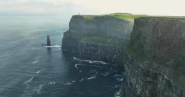 Havadan. Moher uçurumlarının uçurumları, İrlanda turizm merkezi, hava manzarası. Clare, İrlanda. Yüksek kalite 4k görüntü