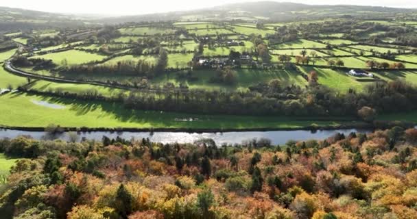 Γραφικό Φθινοπωρινό Τοπίο Ποτάμι Και Πολύχρωμα Φθινοπωρινά Δάση Ιρλανδικό Φθινόπωρο — Αρχείο Βίντεο