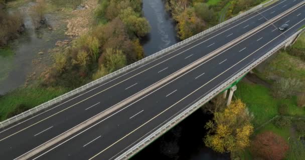 Aérien Pont Sur Rivière Trafic Routier Travers Rivière Circulation Droite — Video