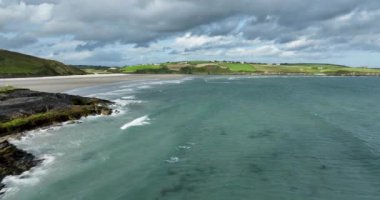 Havadan. Mavi suları ve İrlanda 'da beyaz kumları olan resimli bir sahil şeridi. Inchydoney Sahili. Clonakilty, County Cork, İrlanda. Yüksek kalite 4k görüntü