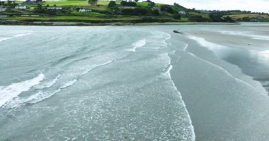 Havadan. Mavi suları ve beyaz dalgaları olan resimli bir sahil şeridi. Resimli plajın oradaki sahil şeridi. Inchydoney Sahili. Clonakilty, County Cork, İrlanda. Yüksek kalite 4k görüntü