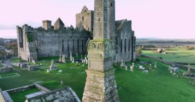 Havadan. Cashel Şatosu Tipperary 'nin köşesindeki aile evleri. County Tipperary, İrlanda. Yüksek kalite 4k görüntü