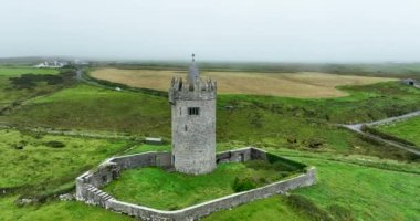 Havadan. İrlanda 'nın batı kıyısındaki güzel Doonagore Kalesi. İrlandalı vahşi Atlantik yolu boyunca ünlü turistik cazibe. Doonagore Kalesi, Doolin, County Clare, İrlanda. Yüksek kalite 4k görüntü