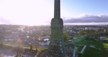 Havadan. Kelt, bir dağdaki devasa bir şatonun arka planına karşı karşıya geliyor. Mezar odasının kulesine taş çizimler. Cashel Şatosu Tipperary. County Tipperary, İrlanda. Yüksek kalite 4k görüntü