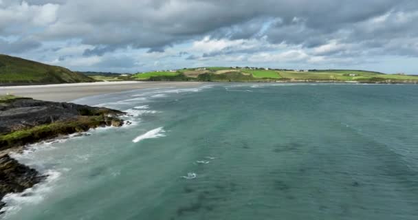 Powietrza Malownicze Wybrzeże Błękitną Wodą Białym Piaskiem Irlandii Plaża Inchydoney — Wideo stockowe
