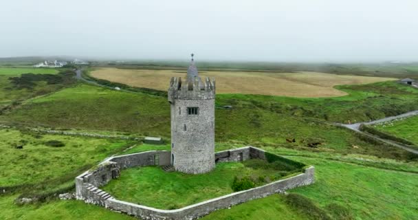 Aérea Hermoso Castillo Doonagore Frente Costa Oeste Irlanda Famosa Atracción — Vídeo de stock