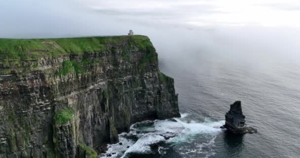 Luchtbeelden Van Kustkliffen Gehuld Lage Wolken Kliffen Van Moher Ierland — Stockvideo