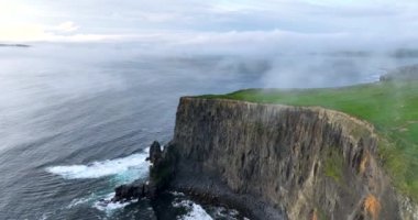 Havadan. Moher Kayalıkları. Branaunmore deniz yığınının üzerinden uç. Efsanevi film mekanı. Sabah erkenden. Taşralı Clare Ireland. Ağır çekim. Yüksek kalite 4k görüntü