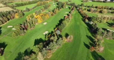 Golf Kulübü. İnsansız uçak lüks golf sahasının üzerinde uçuyor. Atış yapmak, golf kulübünün üzerinde uçmak. Yüksek kalite 4k görüntü