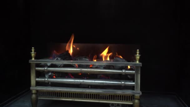 火が燃えている暖炉の景色 新しい暖炉 美しい暖炉に火がついている 金属フレーム付きの装飾的な暖炉 高品質の4K映像 — ストック動画