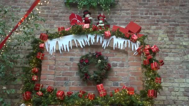 Noel Oyuncağı Kardan Adam Bir Duvarın Arkasında Noel Süslemelerinin Yanında — Stok video