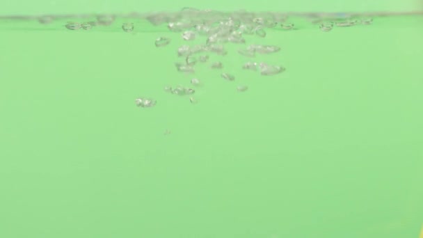 Luchtbellen Het Water Stijgen Omhoog Een Groene Achtergrond Hoge Kwaliteit — Stockvideo