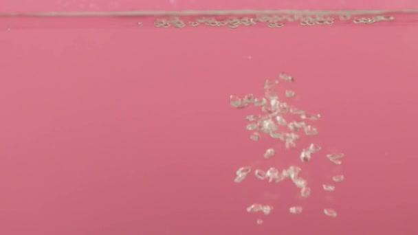 Luftblasen Wasser Steigen Auf Rosa Hintergrund Nach Oben Hochwertiges Fullhd — Stockvideo