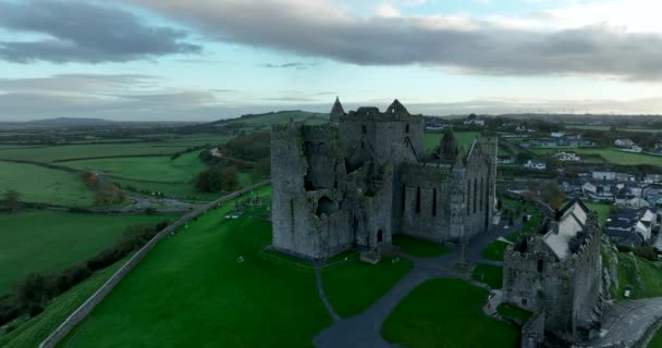 Ирландский Скальный Замок Воздуха Замок Кашель Высокой Каменистой Горе Зелеными — стоковое видео