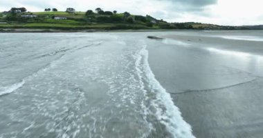 Havadan. Mavi suları ve beyaz dalgaları olan resimli bir sahil şeridi. Resimli plajın oradaki sahil şeridi. Inchydoney Sahili. Clonakilty, County Cork, İrlanda. Yüksek kalite 4k görüntü