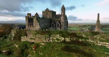 Havadan. Kelt haçları ve mezarları Tipperary 'deki harabe kale Cashel' in arka planına karşı. Şövalyelerin savunma kalesi. County Tipperary, İrlanda. Yüksek kalite 4k görüntü