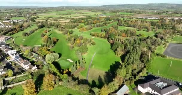Havadan Golf Kulübü Nsansız Uçak Lüks Golf Sahasının Üzerinde Uçuyor — Stok video
