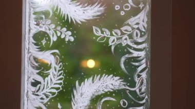 Noel döneminde çok güzel bir resim. Noel zamanı için dekore edilmiş pencere. Yüksek kalite 4k görüntü