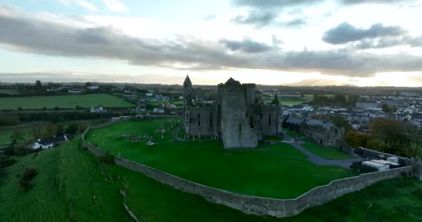 ロック キャシェル 英語版 の遺跡のアリアル4Kパンニングショットは キングズのキャシェルとしても知られている アイルランドのティペラリー郡キャシェルに位置する壮大な歴史的な場所 高品質の4K映像 — ストック動画