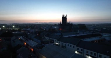 Antik Katolik Katedrali Sunset ve Night 4k 'deki bir İHA' dan. St. Marys Katedrali. Kilkenny Ireland. Yüksek kalite 4k görüntü