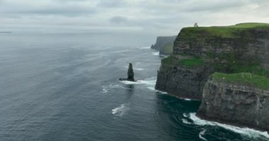 Havadan. Moher Kayalıkları. Branaunmore deniz yığınının üzerinden uç. Destansı film yeri Harry Potter. Sabah erkenden. Taşralı Clare Ireland. Ağır çekim. Yüksek kalite 4k görüntü