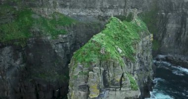 Moher 'ın muhteşem uçurumları yukarıdan görüldü. Sabahleyin Moher Kayalıkları 'nın üzerinden alçaktan uçacağız. Dünyanın kıyısındaki kayalıklar. Country Clare, İrlanda. Yüksek kalite 4k görüntü