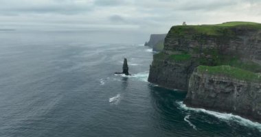 Havadan. Moher Kayalıkları. Branaunmore deniz yığınının üzerinden uç. Destansı film yeri Harry Potter. Sabah erkenden. Taşralı Clare Ireland. Ağır çekim. Yüksek kalite 4k görüntü