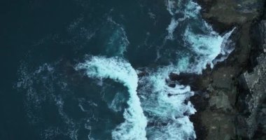 Dik uçurumlar. Moher 'in Yüksek Kayalıkları' ndan okyanusa açılan hava manzarası. Mavi okyanus. İrlanda 'daki popüler turizm merkezleri. Country Clare, İrlanda. Yüksek kalite 4k görüntü 