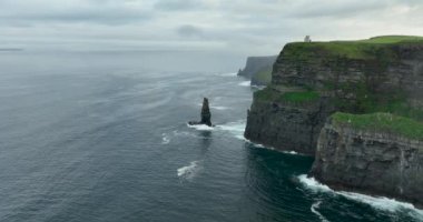 Havadan. Moher Kayalıkları. Branaunmore deniz yığınının üzerinden uç. Destansı film yeri Harry Potter. Sabah erkenden. Taşralı Clare Ireland. Ağır çekim. Yüksek kalite 4k görüntü
