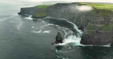 Havadan. Moher Kayalıkları. Branaunmore deniz yığınının üzerinden uç. Efsanevi film mekanı. Sabah erkenden. Taşralı Clare Ireland. Ağır çekim. Yüksek kalite 4k görüntü