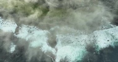 Beyaz bulutlara sarılmış Moher Kayalıkları 'nın havadan görünüşü. Yoğun sise sarılmış uçurumlar. Moher Kayalıkları 'nın üstündeki bulutlarda uçuyor. Sise sarılmış kayalar. Yüksek kalite 4k görüntü