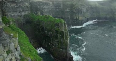 Moher 'ın muhteşem uçurumları yukarıdan görüldü. Sabahleyin Moher Kayalıkları 'nın üzerinden alçaktan uçacağız. Dünyanın kıyısındaki kayalıklar. Country Clare, İrlanda. Yüksek kalite 4k görüntü