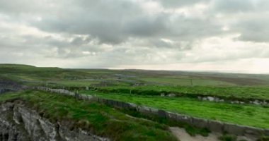 Havadan. Moher 'ın muhteşem uçurumları yukarıdan görüldü. Sabahleyin Moher Kayalıkları 'nın üzerinden alçaktan uçacağız. Dünyanın kıyısındaki kayalıklar. Country Clare, İrlanda. Yüksek kalite 4k görüntü