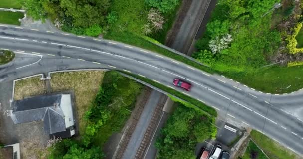Havadan Dairesel Demiryolu Üzerindeki Köprüden Geçen Kırmızı Bir Arabanın Üst — Stok video