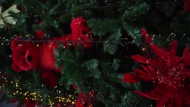 垂直に クリスマスツリーのクリスマスツリーの装飾 赤いふわふわのクマ クリスマスのお祝いの背景 冬休みのコンセプト スローモーション 高品質のフルHd映像 — ストック動画