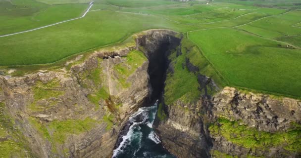 Εναέρια Fly Πάνω Από Βράχια Του Moher Απότομο Γκρεμό Ιρλανδία — Αρχείο Βίντεο