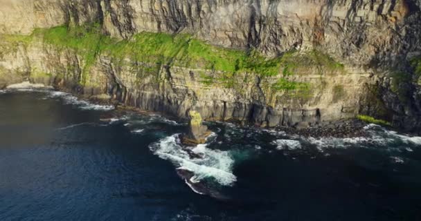 아일랜드의 해안에서 모허의 아름다운 대서양 방법에 위치한 절벽의 고품질 — 비디오