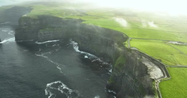 Εναέρια Fly Πάνω Από Ομιχλώδες Cliffs Moher Απότομο Γκρεμό Ιρλανδία — Αρχείο Βίντεο