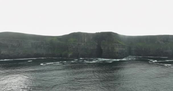 飞越爱尔兰旅游胜地莫赫陡峭的悬崖 莫赫悬崖的洞穴 悬崖在地球的边缘上 高质量的4K镜头 — 图库视频影像
