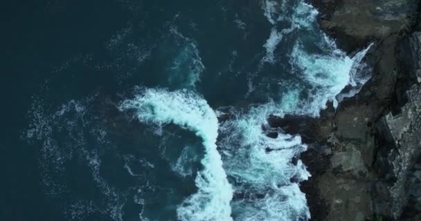 Απόκρημνοι Βράχοι Αεροφωτογραφία Κάτω Στον Ωκεανό Μέσω Των Ψηλών Λόφων — Αρχείο Βίντεο