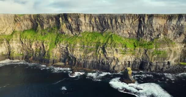 Letecký Leť Přes Útesy Moher Strmé Srázy Irsko Turistické Destinace — Stock video