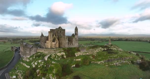 エアリアル ロック キャシェル 英語版 はキングズのキャシェルとも呼ばれる アイルランドのティペラリー郡キャシェルに位置する壮大な歴史的な場所 高品質の4K映像 — ストック動画