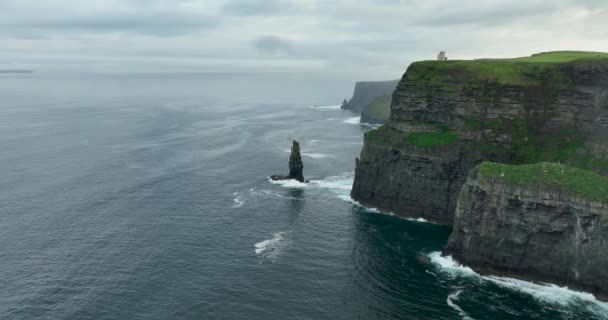 Havadan Moher Kayalıkları Branaunmore Deniz Yığınının Üzerinden Destansı Film Yeri — Stok video